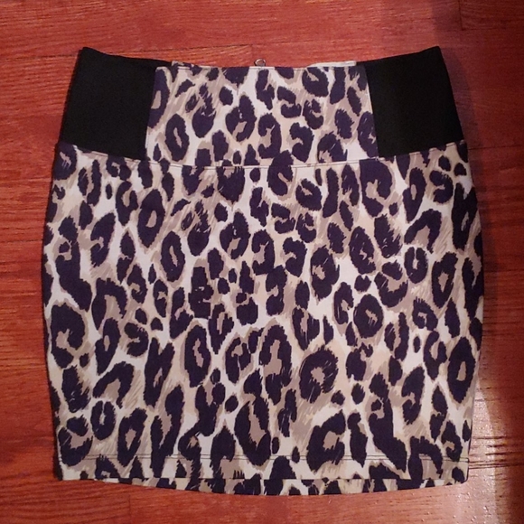 Leopard Print Stretch Cotton Zip Skirt - Picture 1 of 6